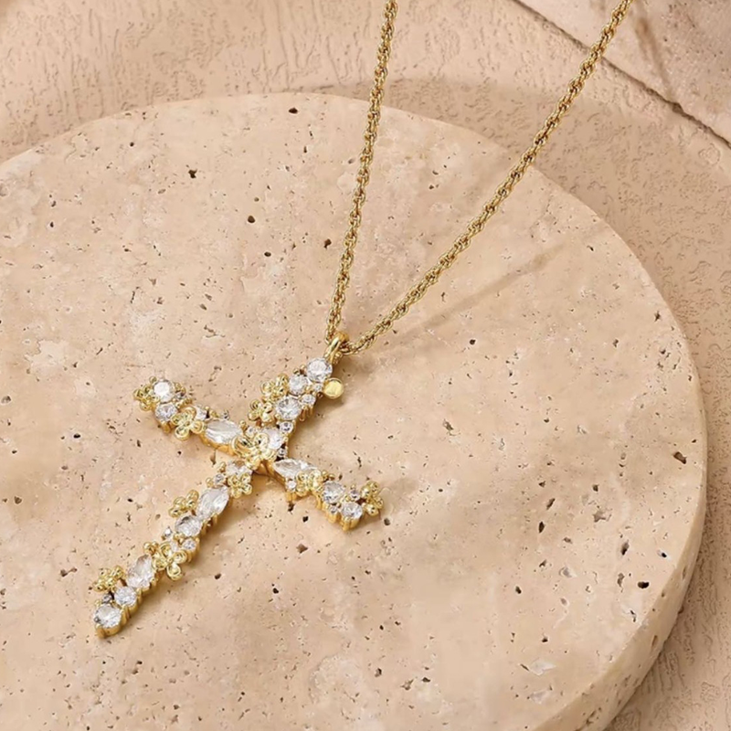Collier avec croix rayonnante