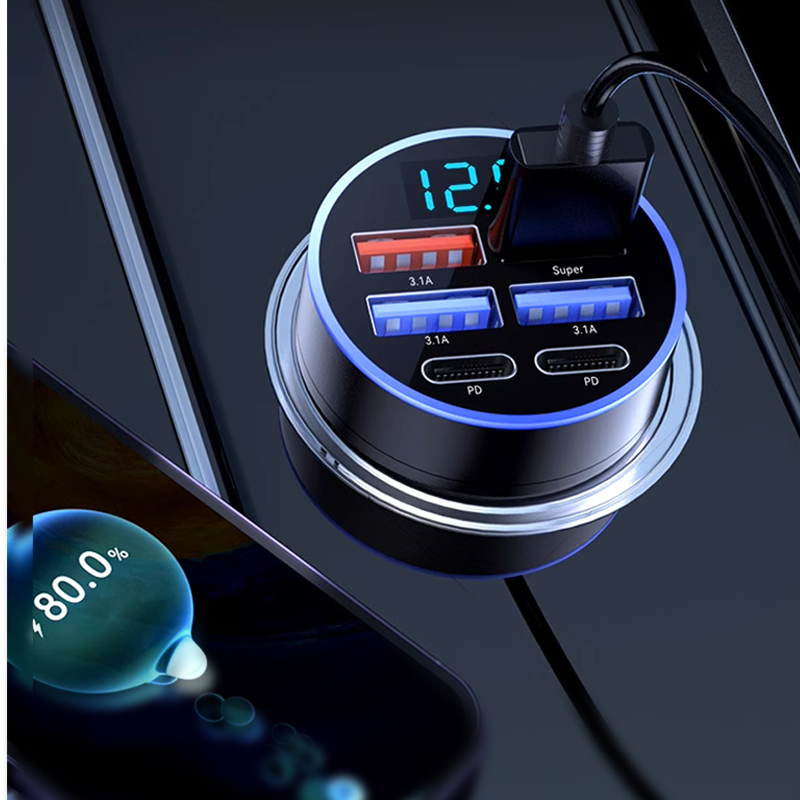 Gratis 6-in-1 autolader voor snel opladen van telefoons met spanningsweergave