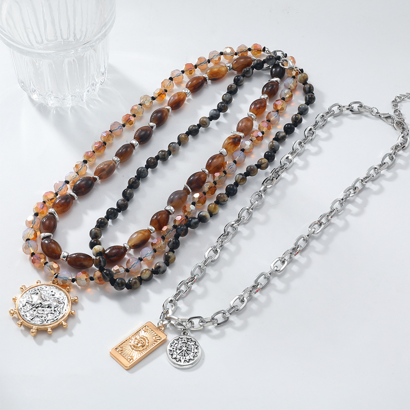 Collier rétro à perles superposées