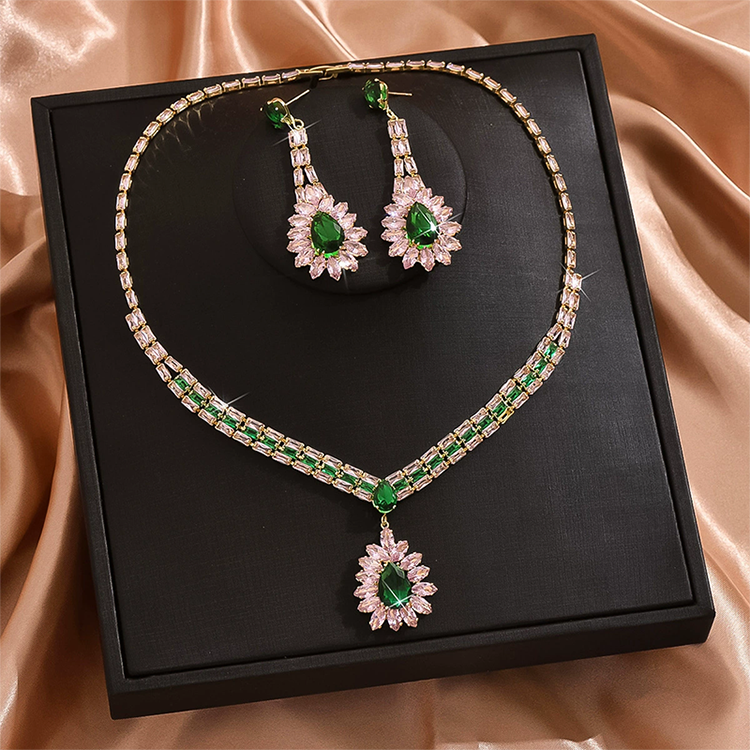 Sieradenset met zirkonen: ketting en hangende oorbellen voor dames