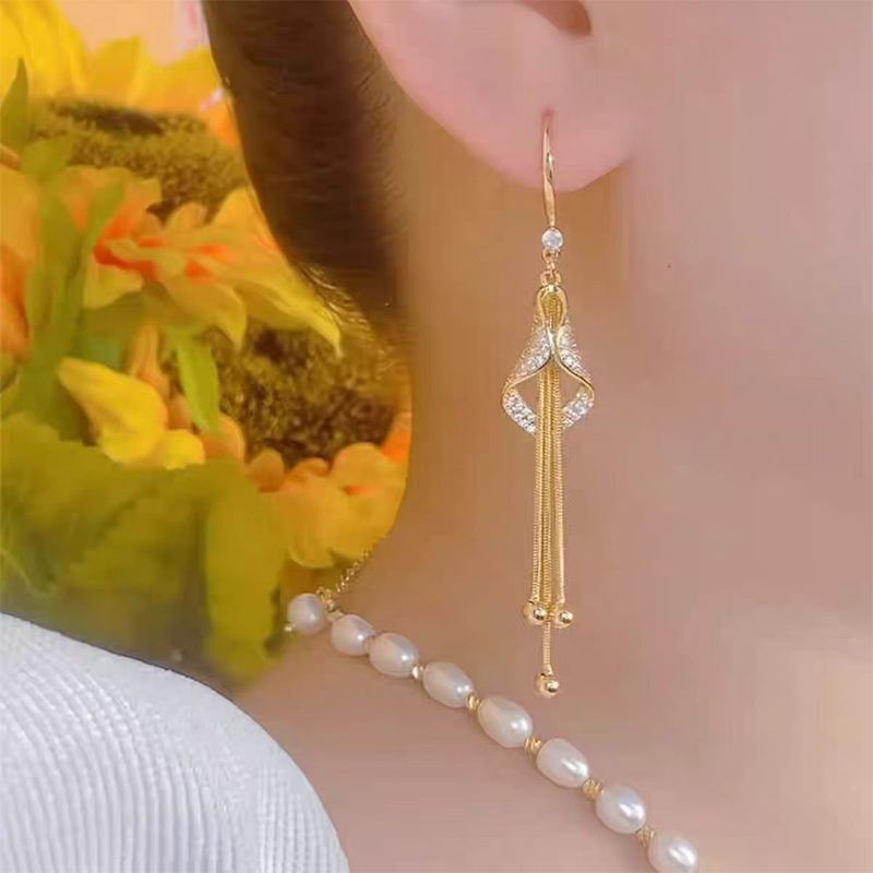 Elegante geometrische oorhangers met kwastjes
