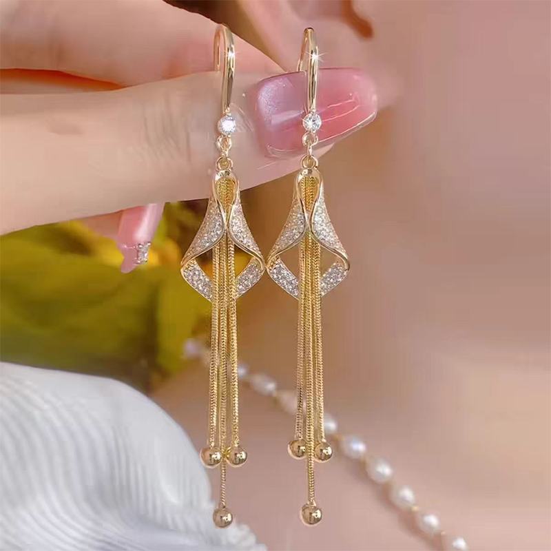 Elegante geometrische oorhangers met kwastjes