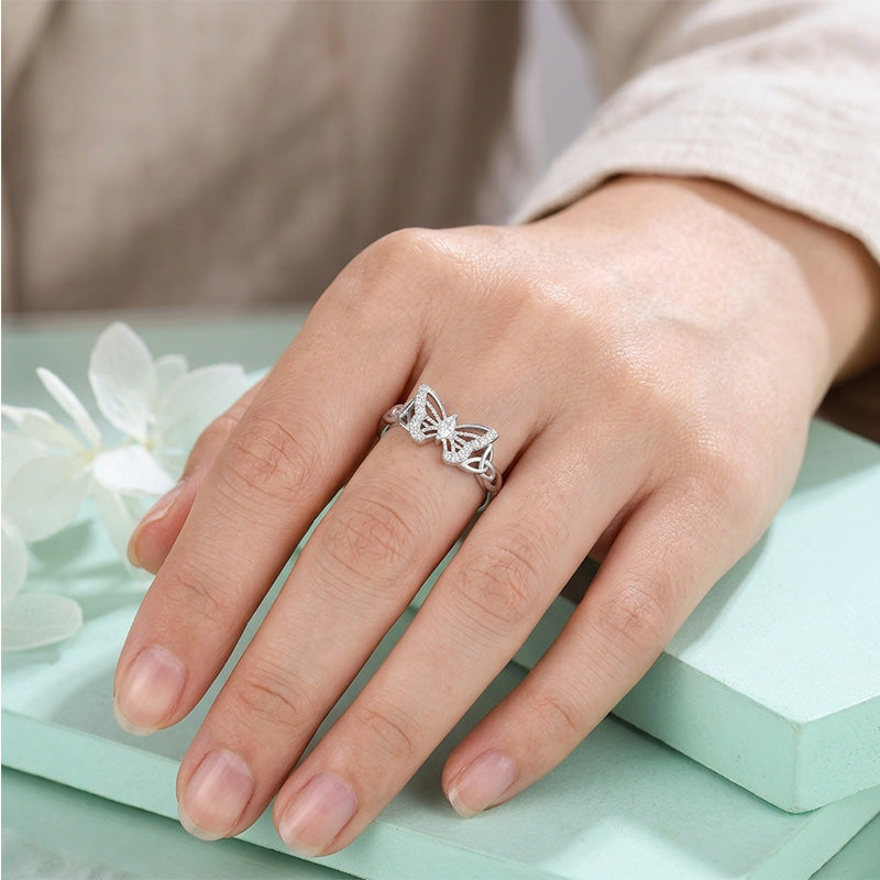 Bague raffinée et délicate ornée d'un papillon