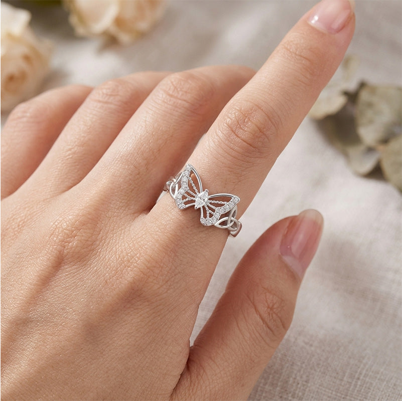 Bague raffinée et délicate ornée d'un papillon