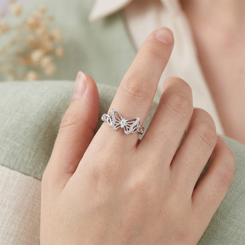 Bague raffinée et délicate ornée d'un papillon