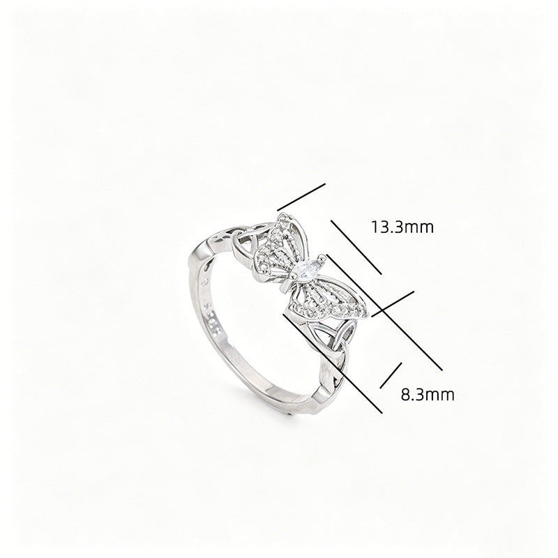 Bague raffinée et délicate ornée d'un papillon