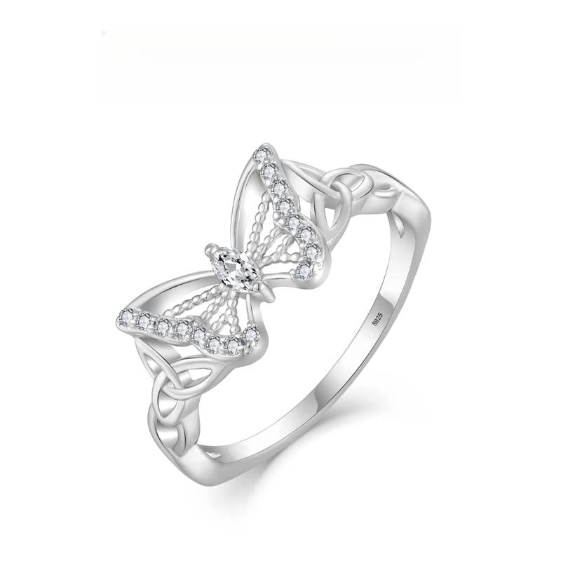 Bague raffinée et délicate ornée d'un papillon