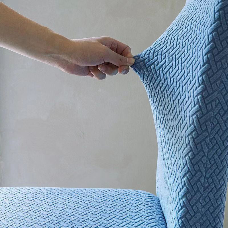 Geruite hoes voor een stoel in huis