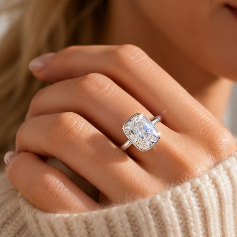 Anillo elegante para mujer con engaste de cojín de talla hielo