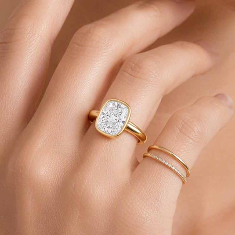 Anillo elegante para mujer con engaste de cojín de talla hielo